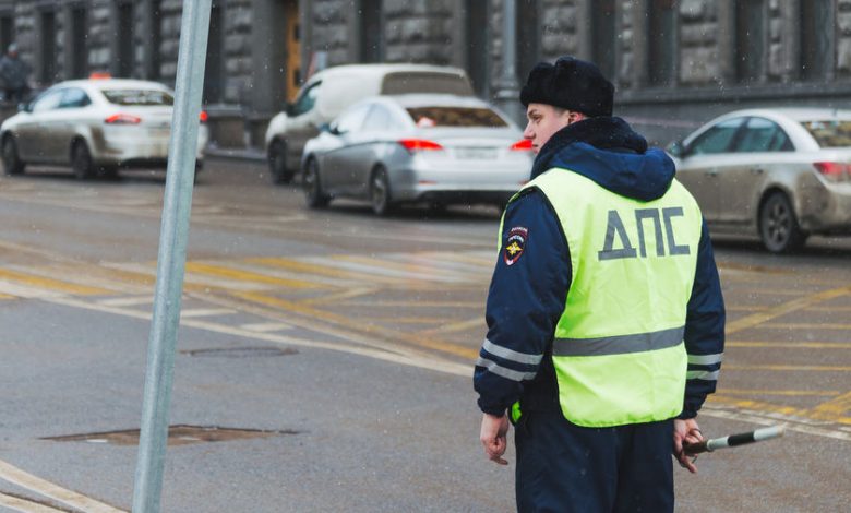 Фото - Тульская школьница решила прокатиться на багажнике автомобиля и упала на дорогу