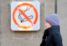 Фото - Названо наказание за курение сигарет и айкоса на детской площадке