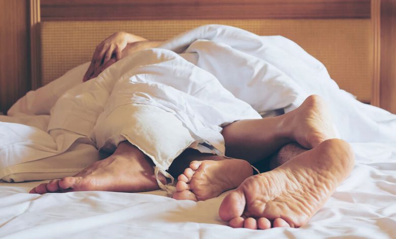 Фото - Психолог объяснила, почему полезно спать без одежды